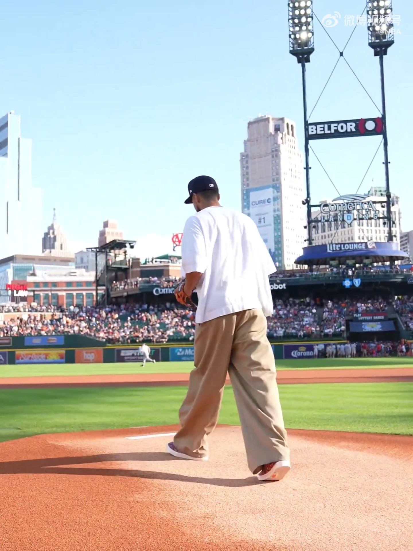 开云线上入口-帅气逼人！布克现身MLB底特律老虎队主场 为家乡球队开球🥰