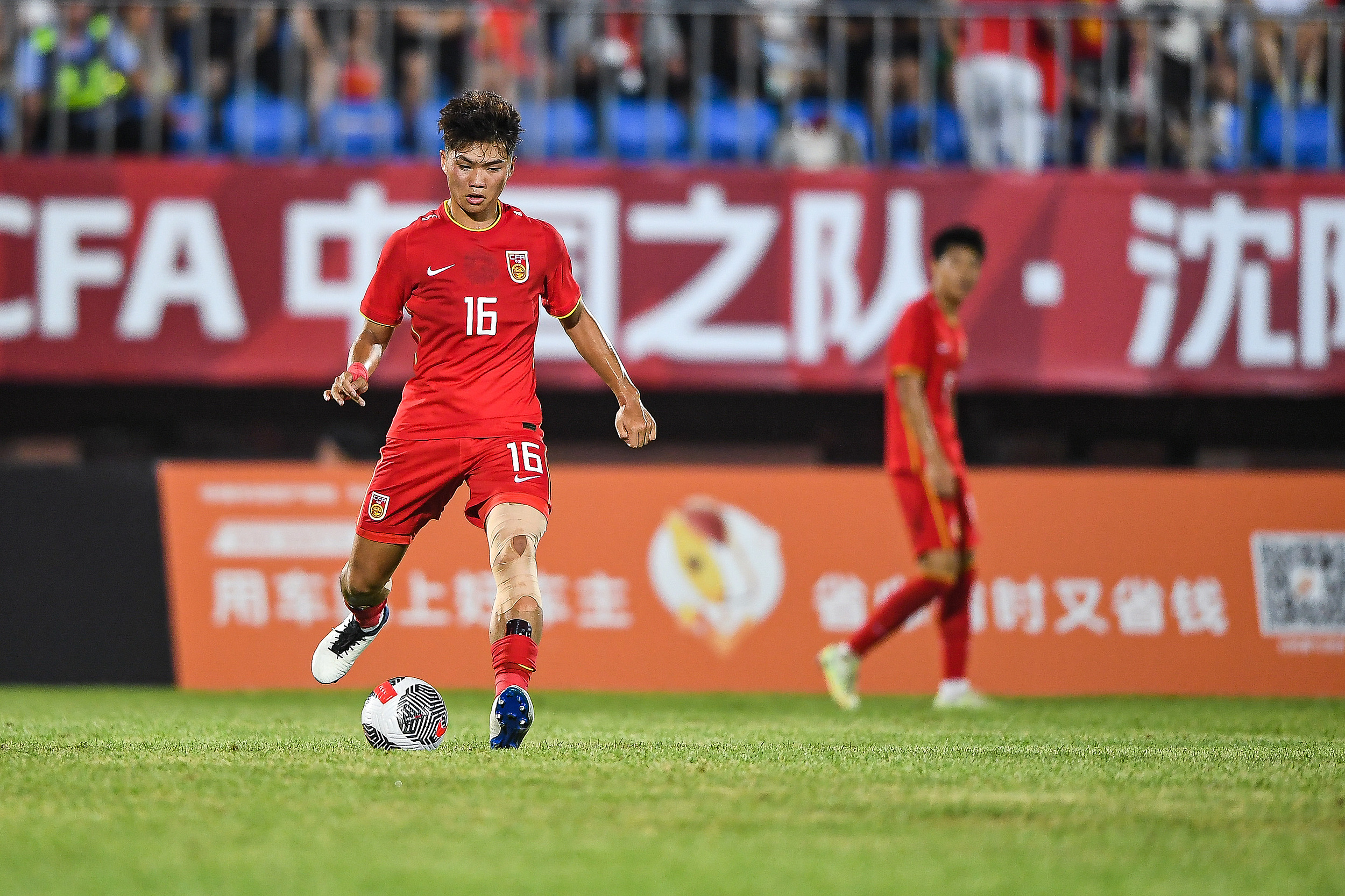 现场播报观众人数，U16国足vs韩国U16现场上座人数为6781人