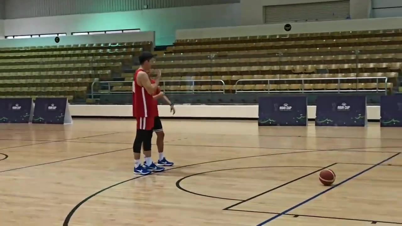 开云下载-备战八强赛前训练 男篮助教李昂单独指导王俊杰 期待今晚精彩表现