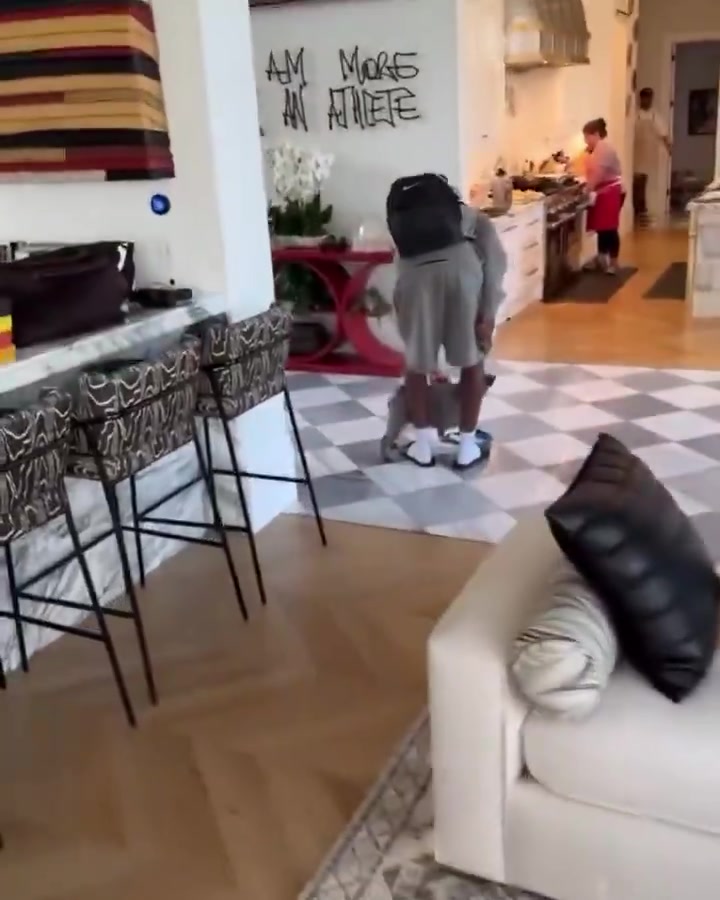 开云线上入口-詹姆斯长子布莱斯大学归来 父亲欣慰笑容难掩喜悦