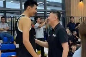 开云登录网址入口-冰释前嫌！徐昕和杜锋指导相谈甚欢 相互握手致意