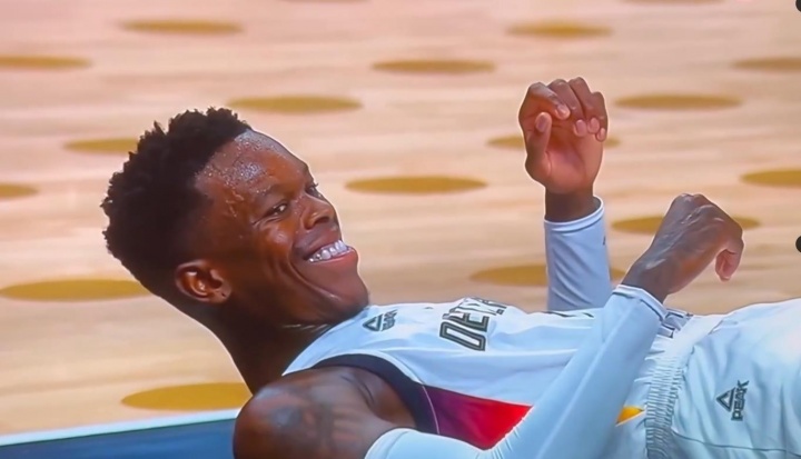 开云下载-施罗德制造东契奇进攻犯规 倒地后展露自信笑容