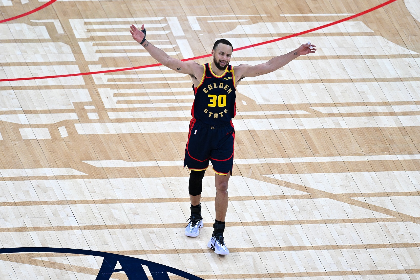 开云网站-库里生涯110次节末超远三分若按新规计算 整体三分命中率将提升0.4%