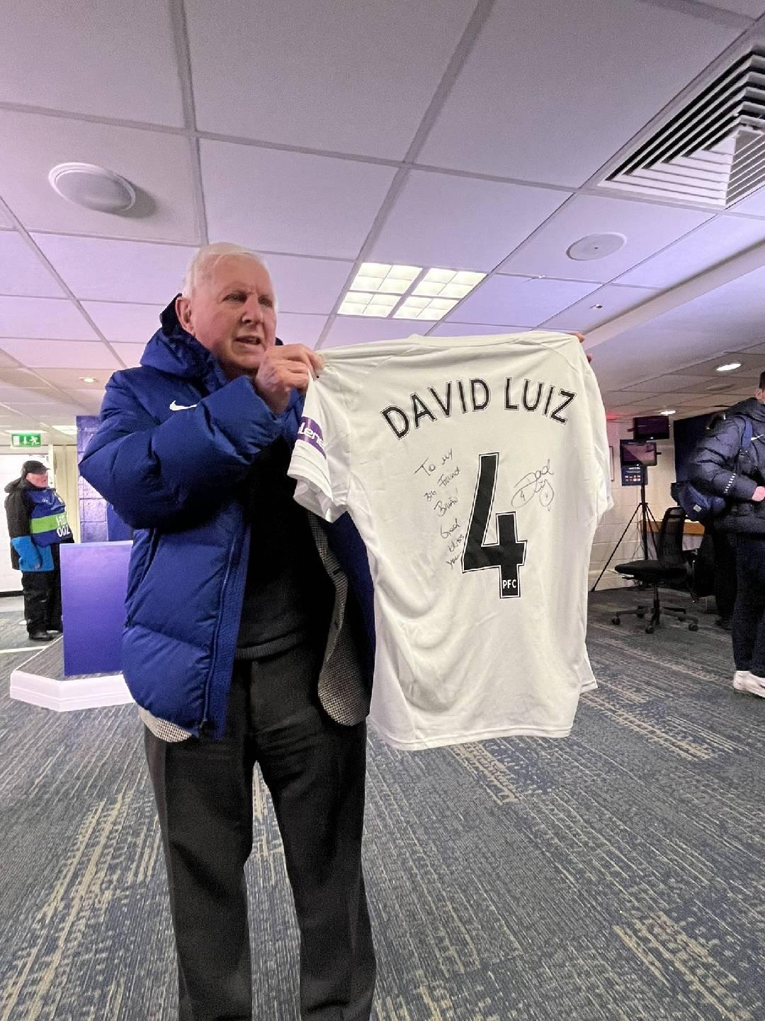 开云登录网址入口-大卫-路易斯送签名球衣给退休员工，后者为切尔西工作了56年