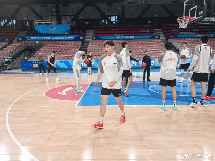 开云线上入口-媒体人：伤停一个多月的程帅澎参加了浙江今天的赛前训练