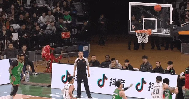 赵继伟抢篮板造成高诗岩犯规，随后两罚全中辽宁反超山东