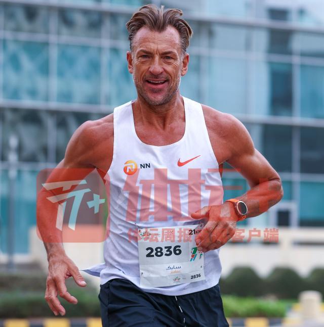 开云线上入口-沙特主帅忙里偷闲 率教练团队参加半程马拉松赛