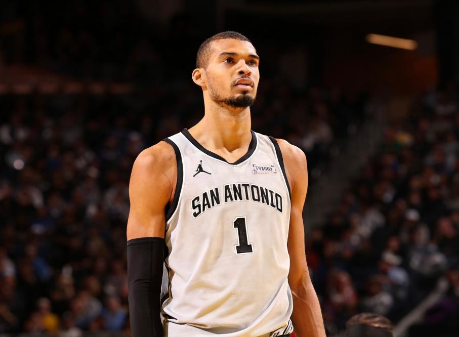 开云下载-文班12+8+5落选秀6记三分，波特两双难救主，马刺破网豪取11连胜